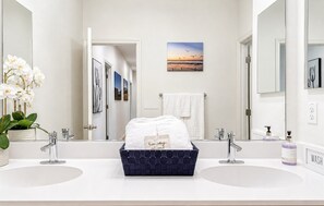 Combined shower/bathtub, hair dryer, towels