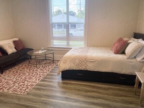 2 bedrooms, iron/ironing board, travel cot, free WiFi - Centrally located and close to I-64, I-57, Hwy. 15, and Hwy. 148 (Mount Vernon)