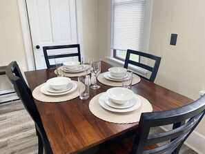 Dining - Centrally located and close to I-64, I-57, Hwy. 15, and Hwy. 148 (Mount Vernon)
