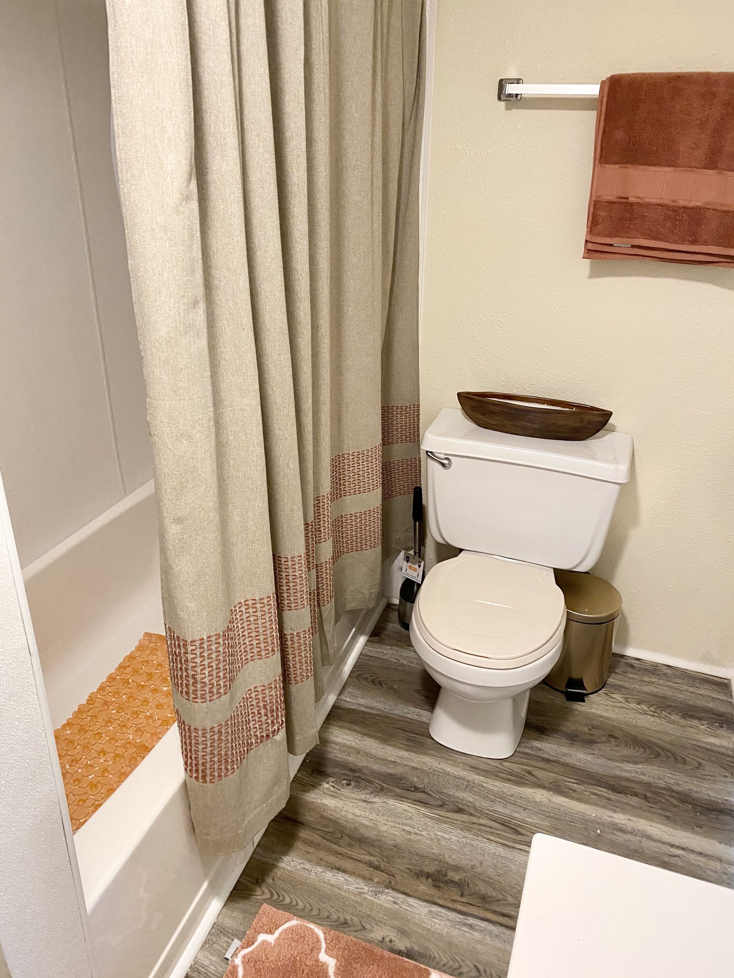 Bañera con ducha, secador de pelo, toallas, jabón