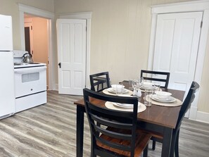 Dining - Centrally located and close to I-64, I-57, Hwy. 15, and Hwy. 148 (Mount Vernon)