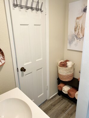 Combined shower/bathtub, hair dryer, towels, soap - Centrally located and close to I-64, I-57, Hwy. 15, and Hwy. 148 (Mount Vernon)