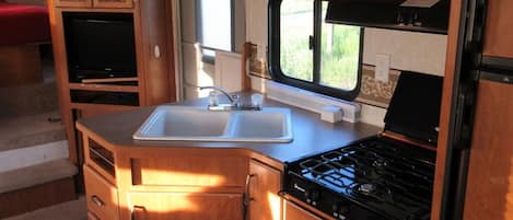 ثلاجة، ميكروويف، فرن، موقد طهي مسطح