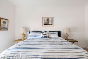 3 habitaciones, escritorio y tabla de planchar con plancha 