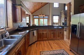 Jääkaappi, mikroaaltouuni, uuni, liesi