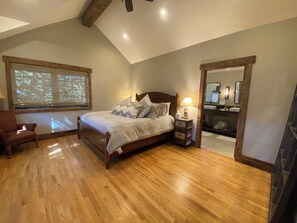 6 makuuhuonetta, silitysrauta/-lauta, ilmainen Wi-Fi, vuodevaatteet