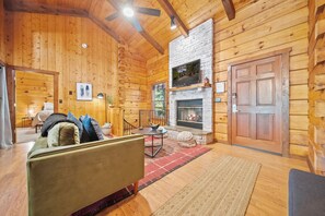 Smart TV - Spacious Cabin w/Hot Tub + Arcade + Great Location (Sevierville)