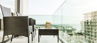 701 district -condo with panoramic view& parking