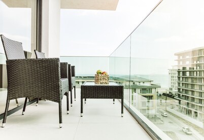 701 district -condo with panoramic view& parking