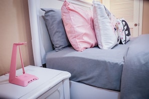 1 chambre, bureau, fer et planche à repasser, accès au Wi-Fi (inclus)