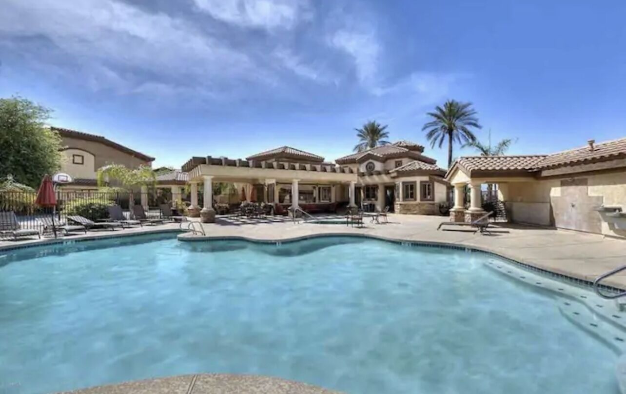 Una piscina al aire libre