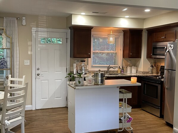 Jääkaappi, mikroaaltouuni, uuni, liesi