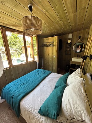3 habitaciones, tabla de planchar con plancha y cuna de viaje 
