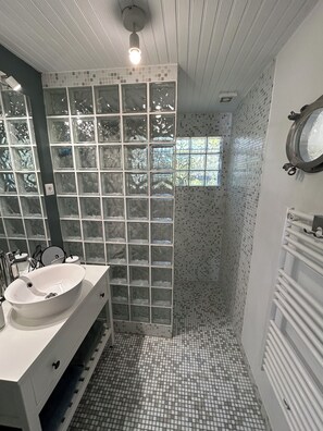 Douche, séchoir à cheveux, serviettes fournies, savon