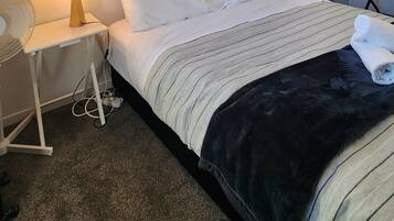 3 dormitorios, tabla de planchar con plancha, wifi gratis y ropa de cama