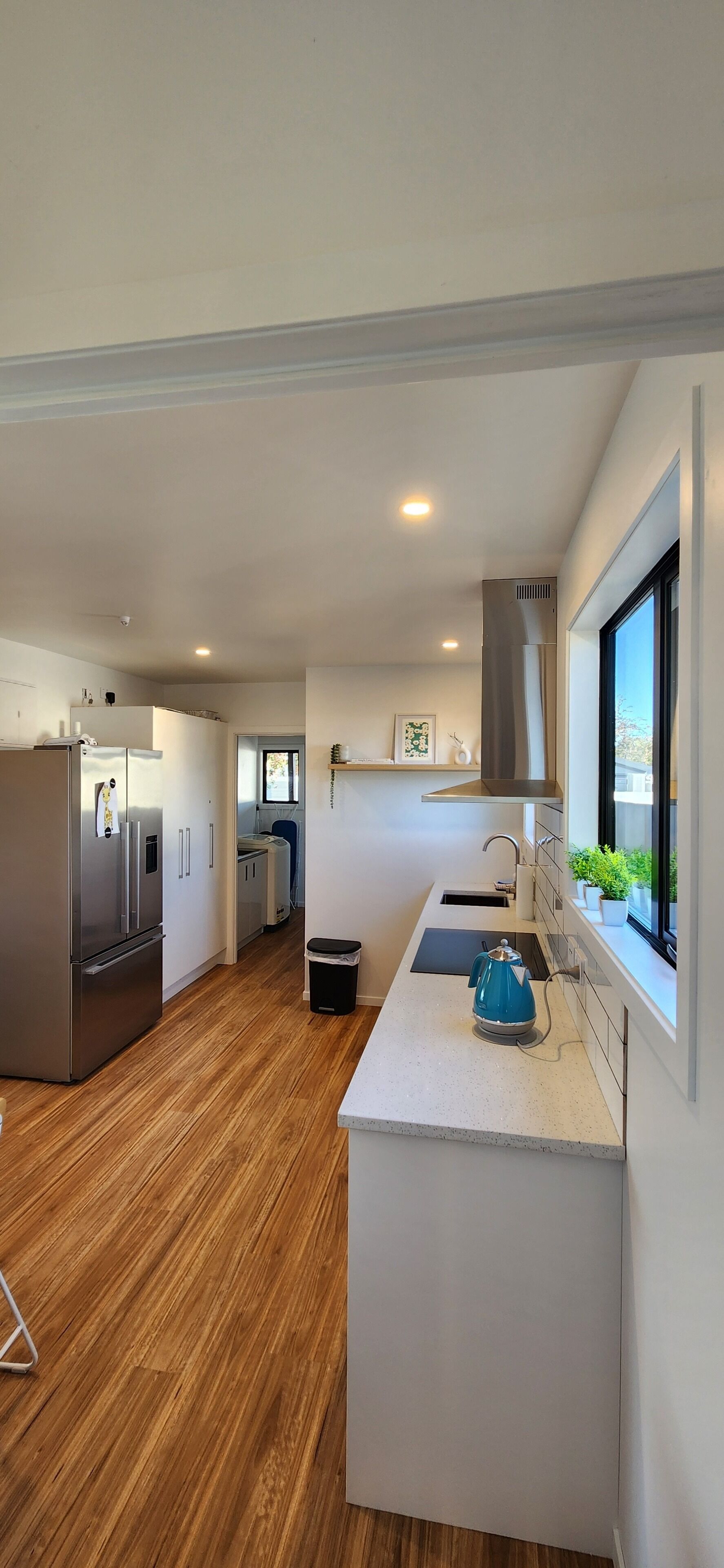 冷蔵庫、電子レンジ、オーブン、コンロ