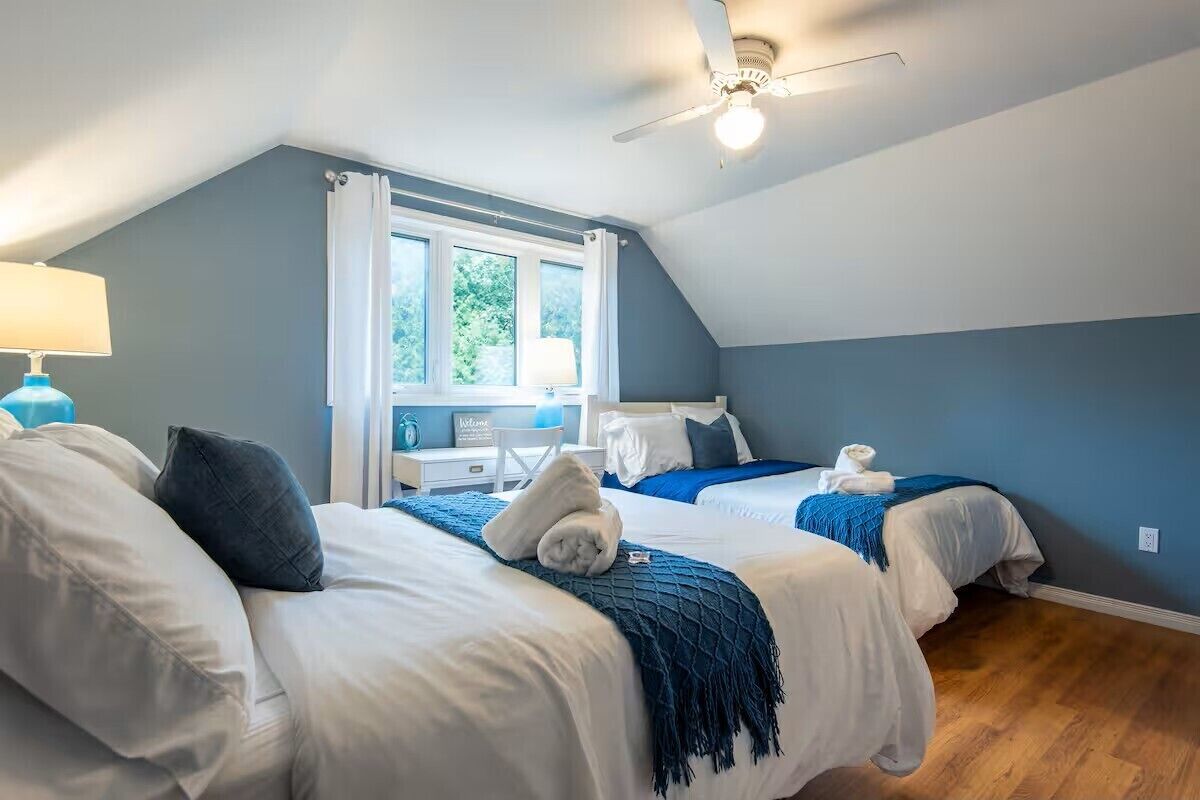 4 bedrooms, desk, iron/ironing board, free WiFi