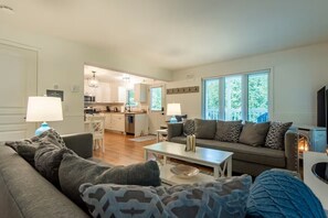 TV, fireplace, books - Big Tub Paradise - Tranquil Oasis Surrounded by Nature (Tobermory)