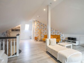 Téléviseur, lecteur de DVD, table de baby-foot, livres