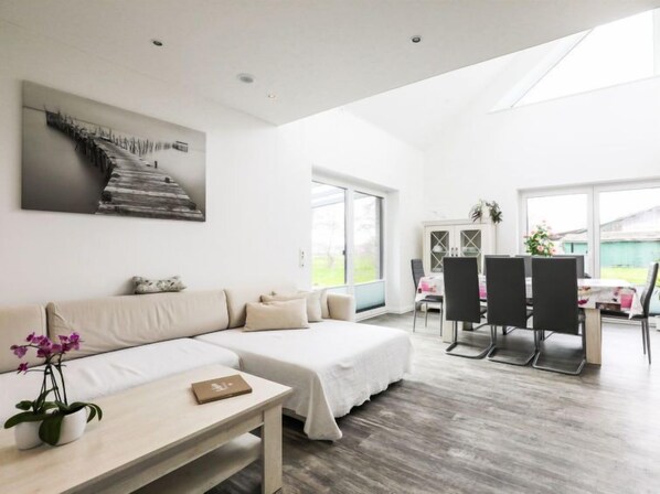 Téléviseur, lecteur de DVD, table de baby-foot, livres