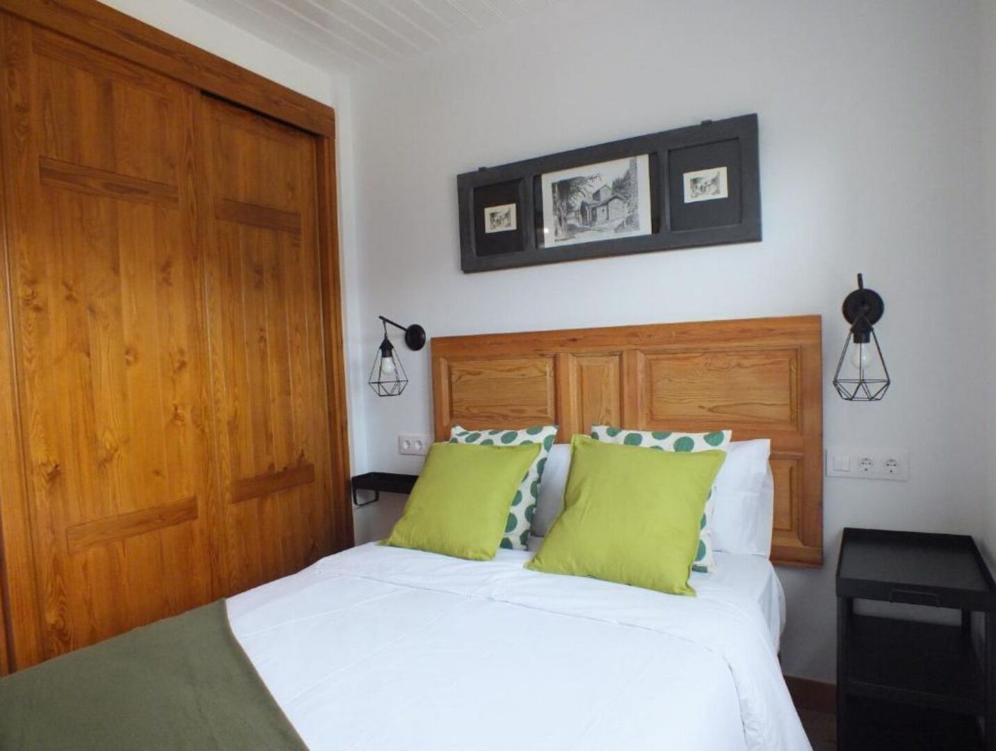 3 bedrooms, desk, iron/ironing board, travel cot