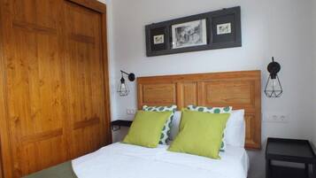 3 bedrooms, desk, iron/ironing board, travel cot