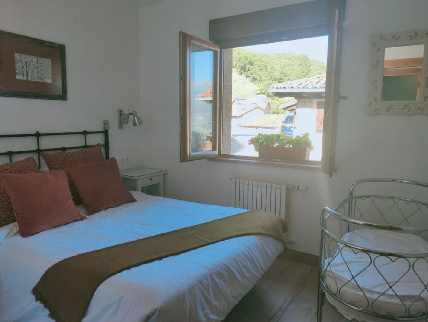 3 slaapkamers, een bureau, een strijkplank/strijkijzer, reisbedje