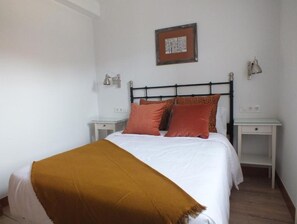 3 Schlafzimmer, Schreibtisch, Bügeleisen/Bügelbrett, Reisekinderbett