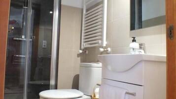 Douche, sĂšche-cheveux, serviettes fournies, savon
