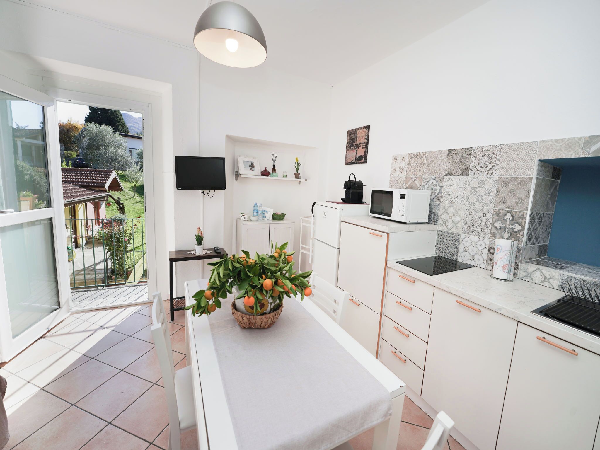 Kühlschrank, Mikrowelle, Hochstuhl, Kochgeschirr/Geschirr/Besteck