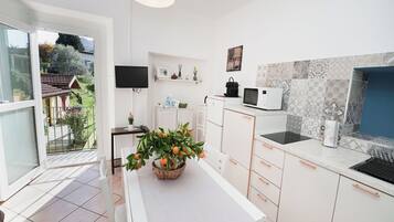 Kühlschrank, Mikrowelle, Hochstuhl, Kochgeschirr/Geschirr/Besteck