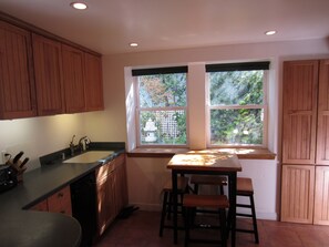 Comedor y isla de cocina 