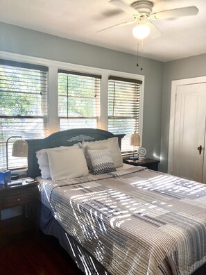 1 bedroom, iron/ironing board, free WiFi, bed sheets - Parker's Speakeasy (St. Petersburg)