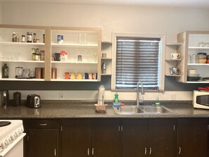 Fridge, microwave, oven, stovetop - Parker's Speakeasy (St. Petersburg)