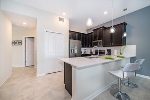 Fridge, microwave, oven, stovetop - CR1167 Champions Gate Condo 2Bedrooms 2Bathrooms Free Waterpark (Kissimmee)
