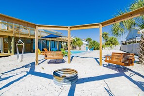 Terrace/patio - Beach Home - Game Room - Private Pool - 5 min walk to beaches - Pet friendly (Pensacola Beach)