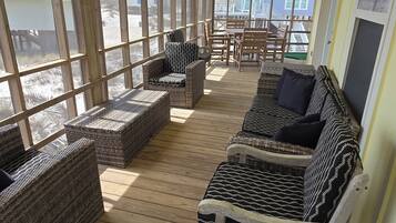 TV connectée, lecteur de DVD, livres, espaces bureaux