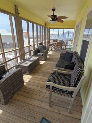 TV connectée, lecteur de DVD, livres, espaces bureaux