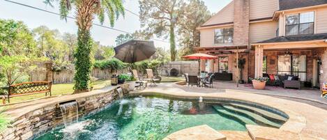 Utomhuspool och uppvärmd pool