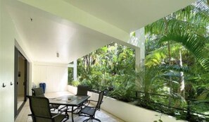 Outdoor dining - Condo on the Beach (Kahala) 1 bedroom "March & April" ***Special Rates*** (Honolulu)