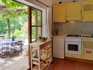 Kühlschrank, Ofen, Hochstuhl, Kochgeschirr/Geschirr/Besteck