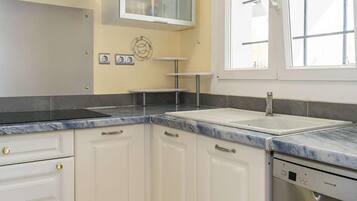 Een koelkast, een magnetron, een oven, een vaatwasser