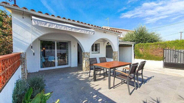 Outdoor dining - JORIS: One-story house with private pool. (l'Escala)