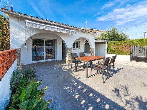 JORIS: One-story house with private pool.