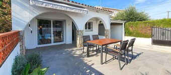JORIS: One-story house with private pool.