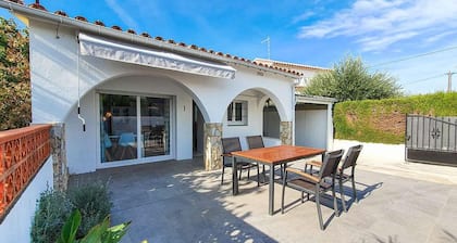 JORIS: Erdgeschosshaus mit privatem Pool.