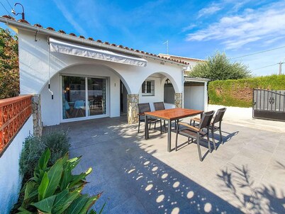 JORIS: One-story house with private pool.