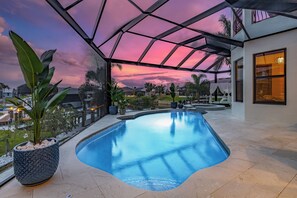 A heated pool - Luxury Villa, Amazing Sunsets, Heated Pool & Spa, Game Room, Kayaks -Villa Coral Breeze- Roelens (Cape Coral)