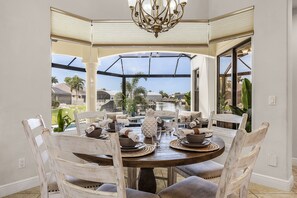 Dining - Luxury Villa, Amazing Sunsets, Heated Pool & Spa, Game Room, Kayaks -Villa Coral Breeze- Roelens (Cape Coral)