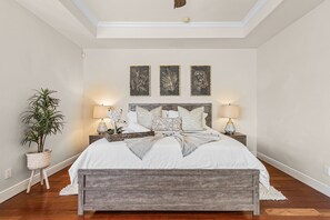 4 bedrooms, iron/ironing board, WiFi, bed sheets - Luxury Villa, Amazing Sunsets, Heated Pool & Spa, Game Room, Kayaks -Villa Coral Breeze- Roelens (Cape Coral)
